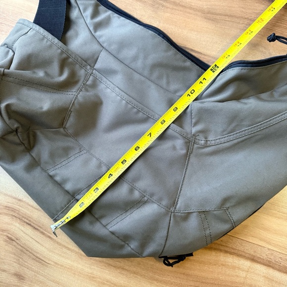 Lowepro Passport Sling Camera Bag for DSLR Photography & Travel Camera Bag Olive - Picture 2 of 10